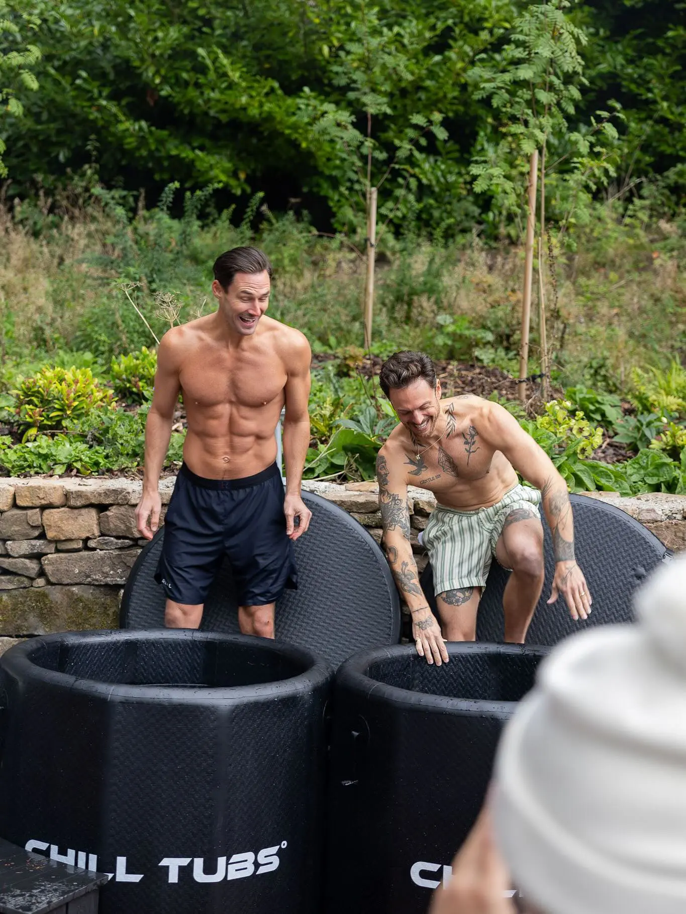 Zwei Personen nutzen CHILL TUBS Essential Eisbad im Außenbereich für Kältetraining
